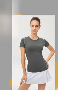 Nahaufnahme des hochelastischen grauen Funktionsstoffs und der flachen Nähte des Sportshirts