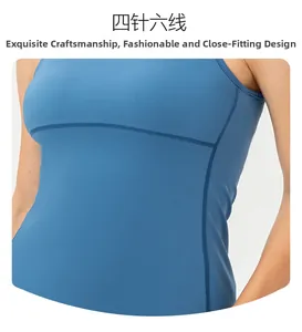 Dettaglio delle cuciture flatlock su tessuto traspirante di un top sportivo blu