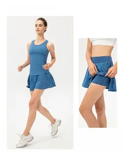 Dettaglio della gonna sportiva blu traspirante con pantaloncini interni per il fitness