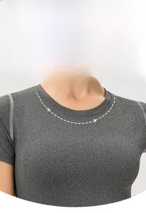 Detailansicht des grauen Trainings-T-Shirts mit Flachnähten und atmungsaktiver Stoffstruktur