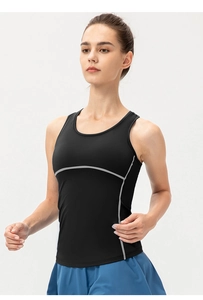 Dettaglio ravvicinato del gilet sportivo nero con cuciture grigie a contrasto traspirante