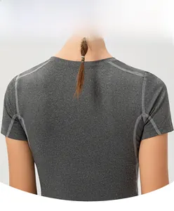 Detail der Flachnähte und sportlichen Passform am Rücken eines melierten grauen Sportshirts