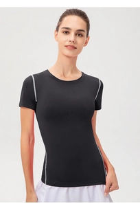 Detail des schwarzen Slim Fit Sport-T-Shirts mit grauen Kontrastnähten und Rundhalsausschnitt