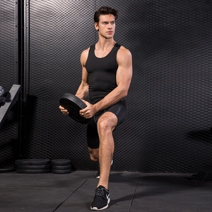 Profi Kompressionsset für Herren mit schwarzem Tanktop und Shorts für Fitness und Laufen