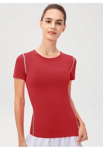 Detailansicht des roten Kompressions-Sport-T-Shirts mit grauen Kontraststreifen