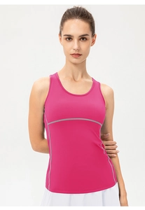 Dettaglio del gilet sportivo rosa traspirante con linee riflettenti per fitness e corsa
