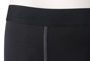 Detailansicht des breiten Elastikbundes und der Flachnähte an der schwarzen Kompressionshose