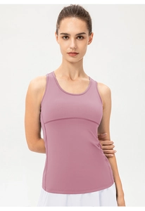 Dettaglio del top sportivo rosa traspirante con tessuto ad alta elasticità e cuciture fini