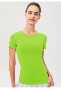 Detailaufnahme des neongrünen Sport-T-Shirts mit grauen dekorativen Ziernähten