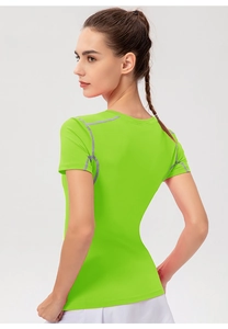 Detail der grauen Flachnähte auf dem neongrünen, schnelltrocknenden Fitness-Shirt