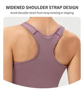 Détail du soutien-gorge de sport violet avec dos nageur et larges bretelles