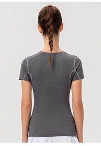 Nahaufnahme der Vier-Nadel-Sechs-Faden-Nähte am grauen, schnelltrocknenden Sportshirt