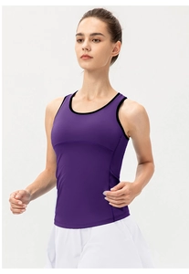 Dettaglio canotta sportiva viola da donna con bordo nero per corsa e pratica yoga