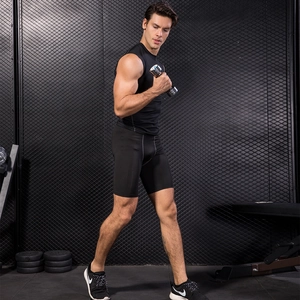Ensemble de fitness compressif homme avec haut sans manches noir et short de sport