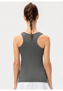 Dettaglio del design a vogatore della canotta sportiva traspirante grigio scuro donna