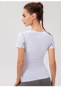Detailansicht der Rückseite eines weißen Damen Sport-T-Shirts mit grauen Flachnähten