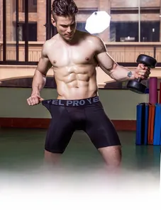 Gros plan sur la taille élastique lettrée du short de compression de sport pour hommes