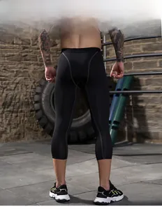 Rückansicht der Herren Kompressionshose mit ergonomischen Nähten für Sport und Fitness