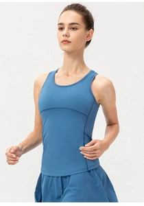 Vista laterale del top blu con dorso a vogatore e gonna sportiva per fitness e corsa