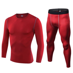 Rotes Kompressionsset für Herren mit Langarmshirt und Leggings für das Fitnesstraining
