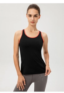 Détail d'un débardeur de sport noir à dos nageur avec des bordures orange corail contrastées