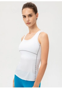Dettaglio del top yoga bianco da donna con cuciture piatte grigie e tessuto elasticizzato
