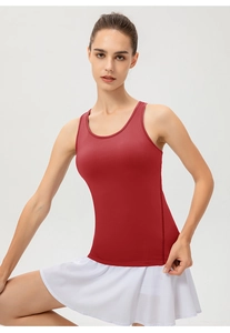 Détail d'un débardeur de sport rouge en tissu anti-humidité avec une coupe ajustée