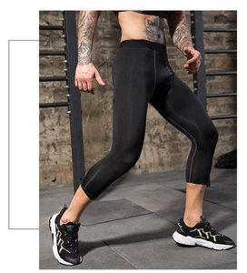 Schwarze Kompressions-Caprihose für Herren mit ergonomischen Nähten für das Training