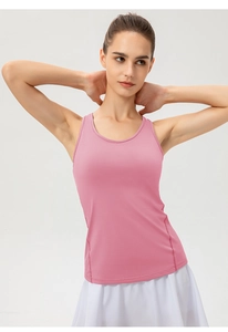 Gros plan du débardeur de sport rose vif montrant les coutures et la texture respirante