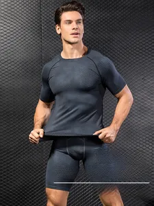 Gros plan d'un t-shirt de compression gris pour hommes avec motif 3D et tissu extensible