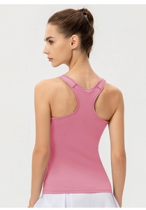 Vue arrière du soutien-gorge de sport rose avec dos nageur offrant soutien et confort