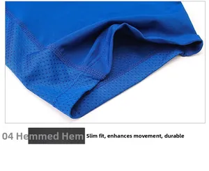 Détail du short de sport bleu pour homme montrant l'ourlet et le tissu en maille aéré