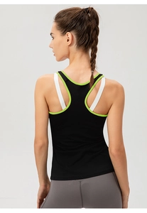 Détail du dos nageur avec liseré vert fluo sur le débardeur de sport noir femme