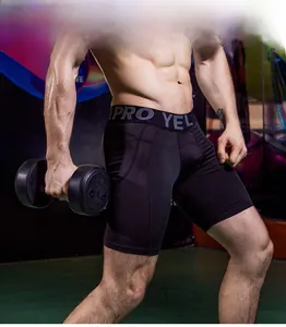 Détail du short de compression PRO pour homme avec maille respirante et taille élastique