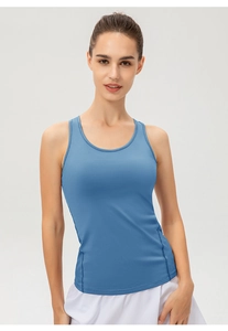 Détail du gilet de sport bleu évacuant l'humidité avec coutures de soutien latérales