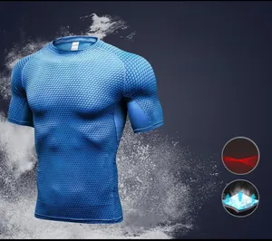 Gros plan sur la texture grillagée 3D bleue du t-shirt de compression sport pour hommes