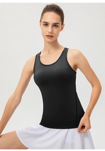 Détail du débardeur de sport noir ajusté avec col en U et dos nageur pour le fitness
