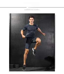 Détail d'un ensemble de compression gris anthracite avec texture alvéolée respirante