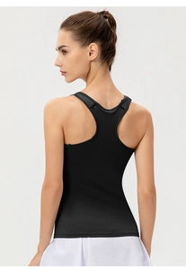 Vue arrière d'un débardeur de sport noir pour femme avec dos nageur et coupe ajustée