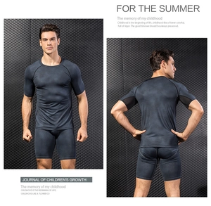 Détail du t-shirt de compression pour hommes avec texture 3D et panneaux respirants