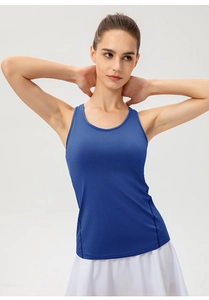 Détail d'un débardeur de sport bleu roi en tissu respirant qui évacue l'humidité