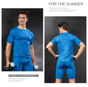 Détail d'un ensemble de compression bleu pour hommes avec texture de tissu respirant