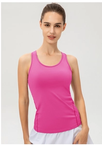 Détail du gilet de sport rose vif montrant la texture en maille et les coutures plates