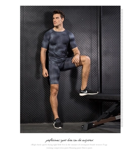 Ensemble de compression homme haut et short avec texture peau de serpent gris foncé
