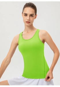 Gros plan du débardeur sport vert fluo montrant la texture du tissu et les coutures