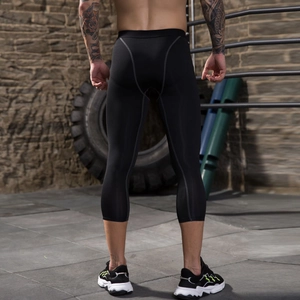 Herren 3/4 Kompressionshose in Schwarz für Fitness und Laufen mit elastischem Stoff