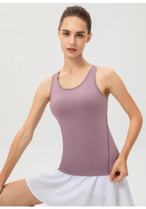 Détail du débardeur de yoga violet pour femmes en tissu extensible à séchage rapide