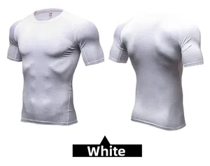 Détail du t-shirt de compression blanc montrant la texture mesh et la coupe ergonomique