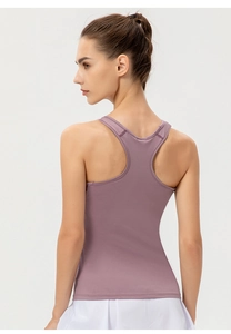 Détail arrière du débardeur de sport violet poudré avec dos nageur et tissu élastique