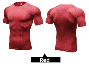 Détail du t-shirt de compression rouge montrant la texture alvéolée et le tissu respirant